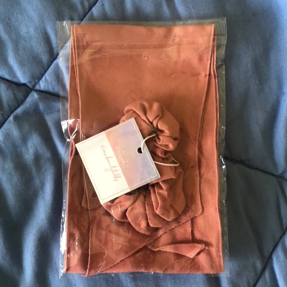 NWT Ken You Knot Dew Scrunchie with tie scarf